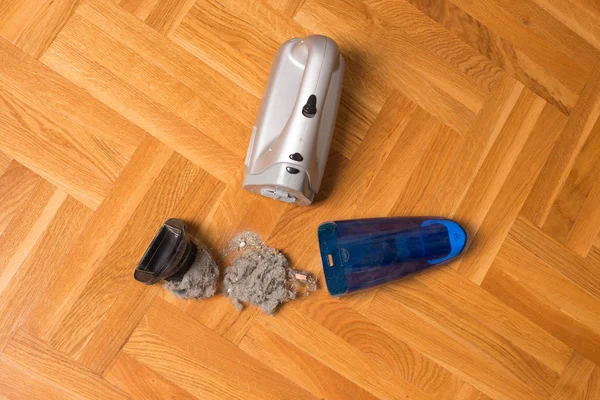Aspirapolvere portatile aperto con filtro e sporco sul pavimento — Foto Stock