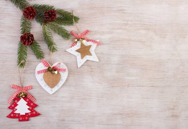 Ahşap arka planda noel süslemesi