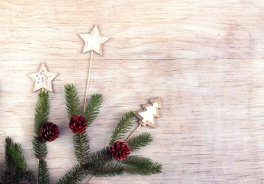 Ahşap arka planda noel süslemesi