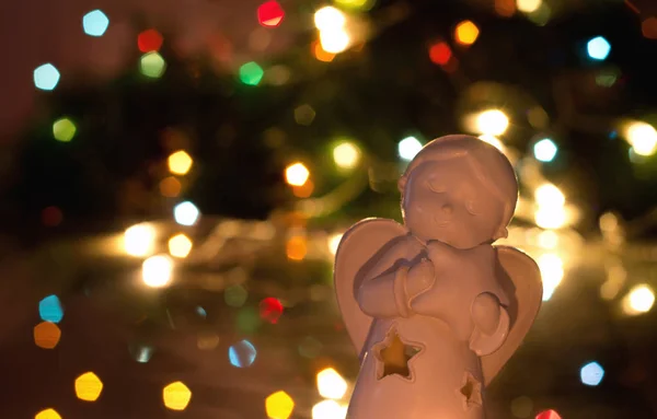 Άγγελος με Χριστουγεννιάτικα φώτα στο παρασκήνιο — Φωτογραφία Αρχείου