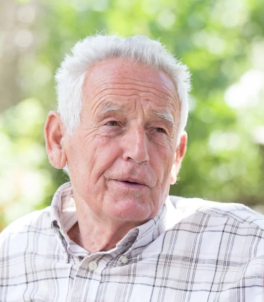 Senior man in het park — Stockfoto