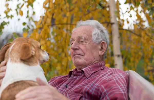 Vieil homme avec chien sur banc dans le parc — Photo