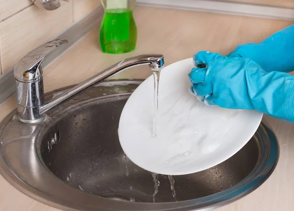 Жінка миє посуд в раковині — стокове фото