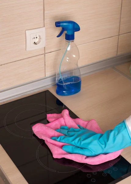 Cleaning induction plate in kitchen — Stock Photo, Image