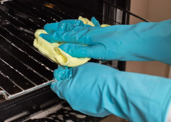 Mani con guanti asciugatura filo del forno — Foto Stock
