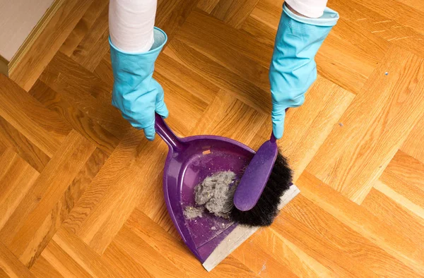 Piso de parquet varrendo com escova e espanador — Fotografia de Stock