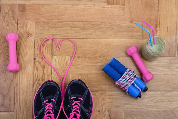 Equipamiento deportivo en parquet — Foto de Stock