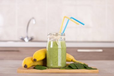 Mutfakta masada yeşil smoothie