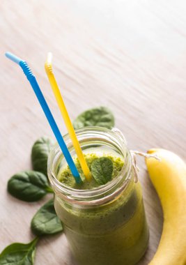 Ispanak ve muz masada yeşil smoothie