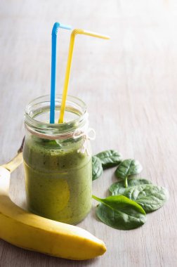 Ispanak ve muz masada yeşil smoothie