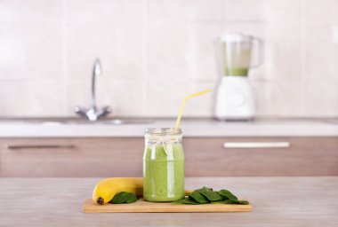 Mutfakta masada yeşil smoothie