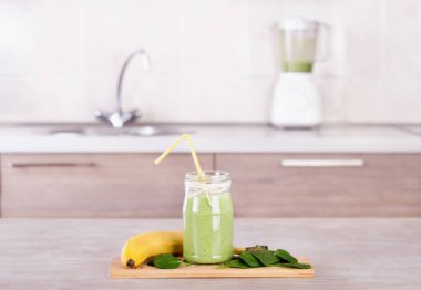 Mutfakta masada yeşil smoothie