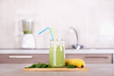 Mutfakta masada yeşil smoothie