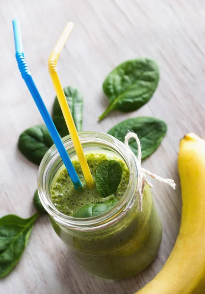 Ispanak ve muz masada yeşil smoothie