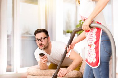 TV izlerken adam vakumlama kadın