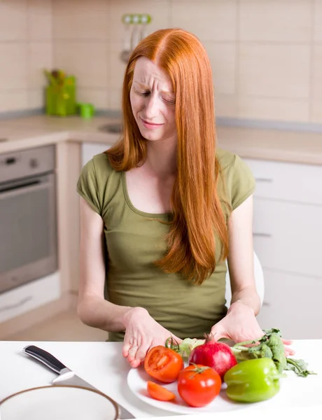 Menina magro recusando comida — Fotografia de Stock