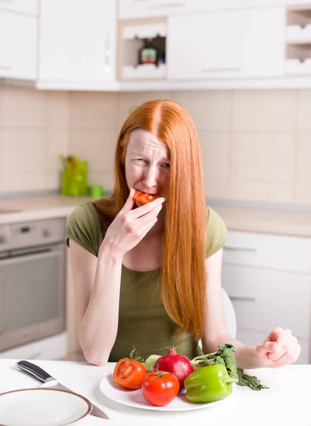 Menina magro comendo tomate — Fotografia de Stock