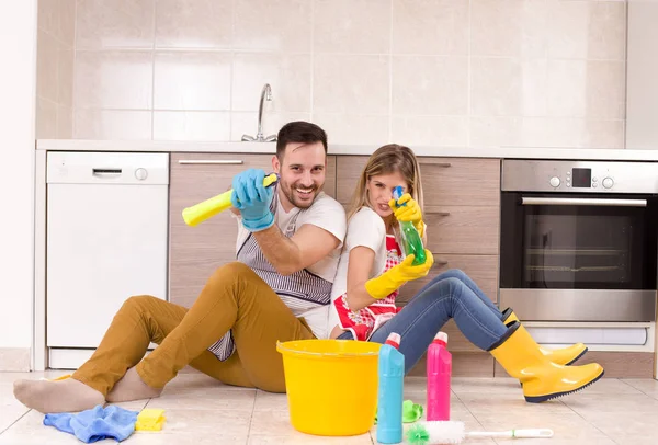 Uomo e donna felici di finire le faccende domestiche — Foto Stock