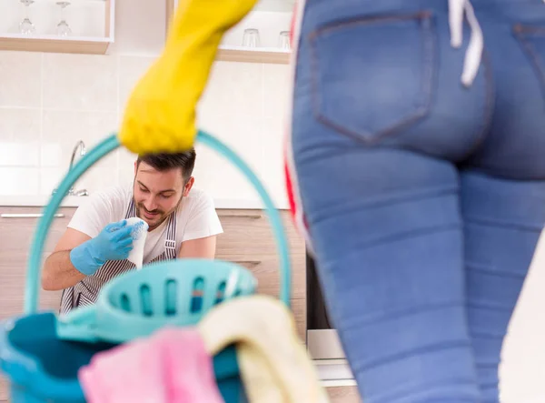 Casal jovem fazendo tarefas domésticas juntos — Fotografia de Stock