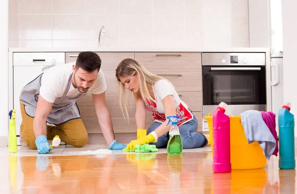 Jong paar schoonmaken huis samen — Stockfoto