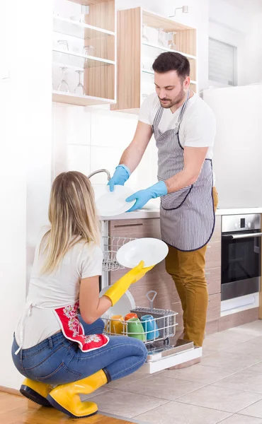 Pareja feliz descarga de lavavajillas — Foto de Stock