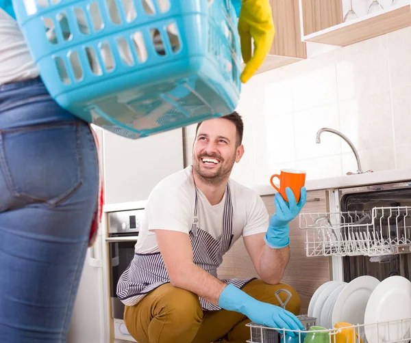 男人和女人一起做家务活 — 图库照片