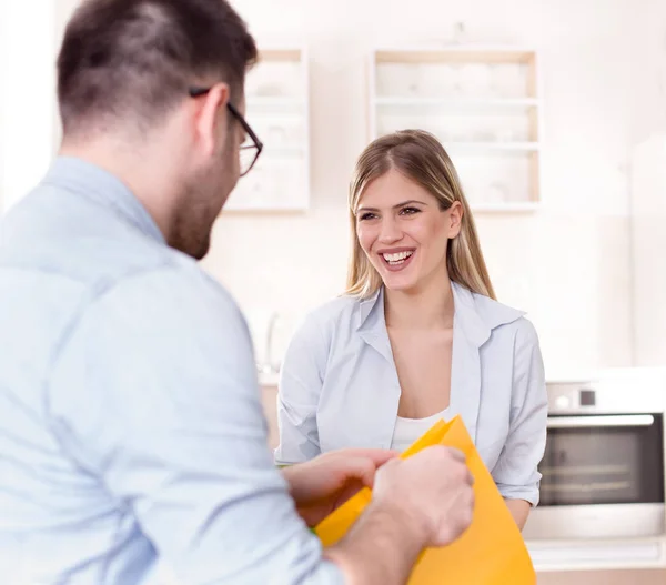 Jovem casal com sacos de compras em casa — Fotografia de Stock