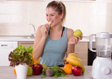 Mutfakta hazırlanması yüzlü kız