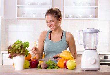 Mutfakta hazırlanması yüzlü kız