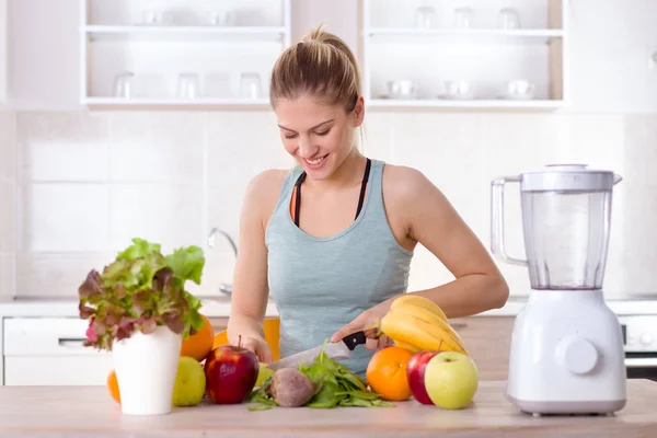 Mädchen bereitet Smoothie in Küche zu — Stockfoto