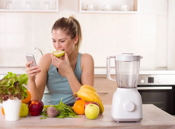 Menina com frutas frescas na mesa da cozinha — Fotografia de Stock