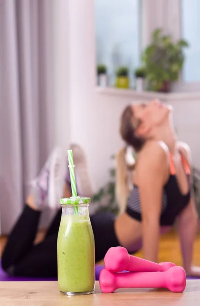 Smoothie e halteres na frente do exercício menina — Fotografia de Stock