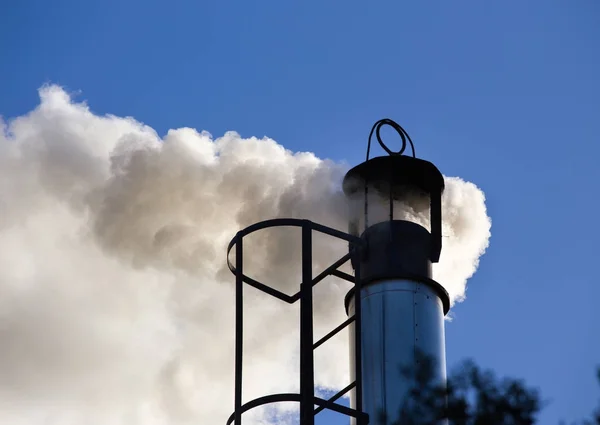 Cheminée industrielle avec fumée — Photo