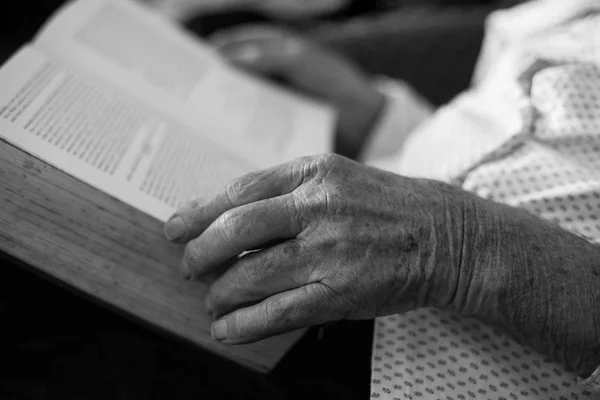 Viejo leyendo un libro. Primer plano de las manos arrugadas — Foto de Stock
