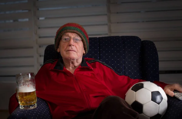 Viejo viendo el partido de fútbol — Foto de Stock