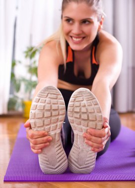 Güzel kadın katta bacaklar egzersiz yaptıktan sonra germe