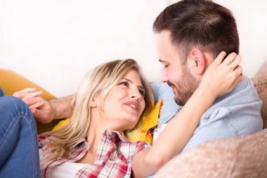 Genç çift kanepe kucaklama