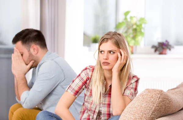 Hombre y mujer teniendo problemas en la relación — Foto de Stock