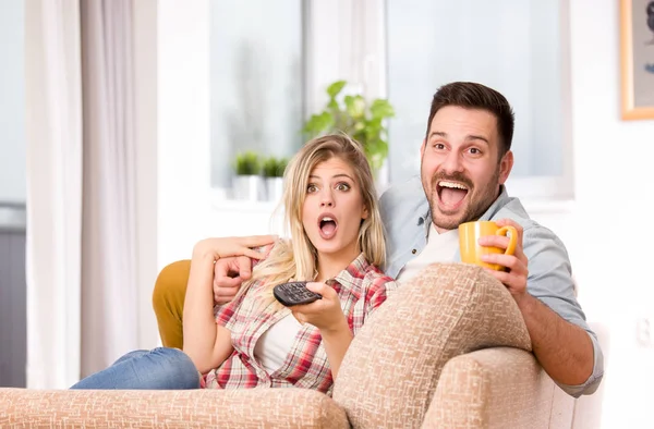 Casal assistindo tv e se sentindo animado — Fotografia de Stock