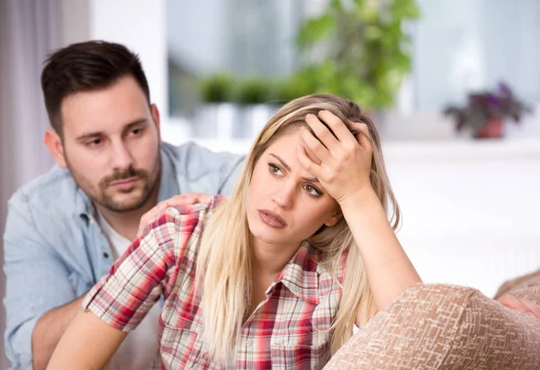 Hombre y mujer teniendo problemas en la relación — Foto de Stock