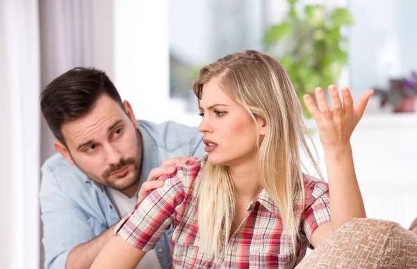 Homem e mulher tendo problemas no relacionamento — Fotografia de Stock