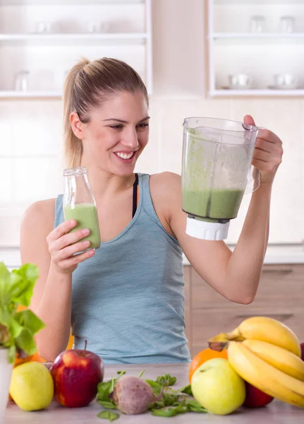 Flickan förbereder smoothie i köket — Stockfoto