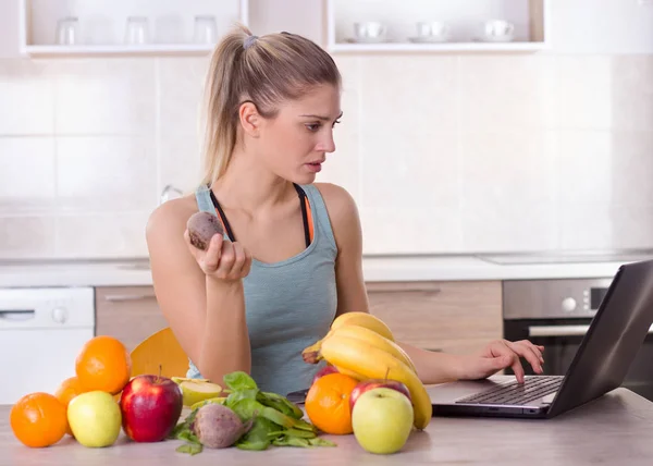 Tjej söker recept på hälsosam måltid på laptop — Stockfoto