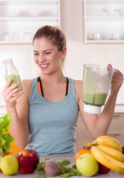 Mädchen bereitet Smoothie in Küche zu — Stockfoto