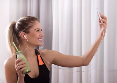 Kız alma selfie ile güler yüzlü