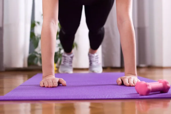 Mujer haciendo flexiones en casa — Foto de Stock