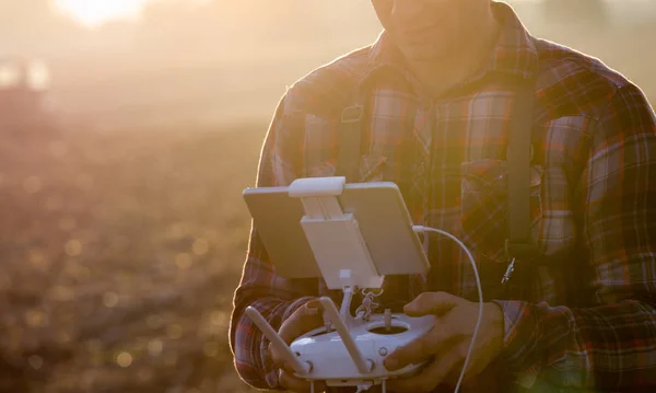 Rolnik drone nawigacyjnego powyżej pola uprawne — Zdjęcie stockowe