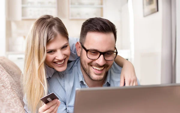 Casal jovem compras on-line em casa — Fotografia de Stock