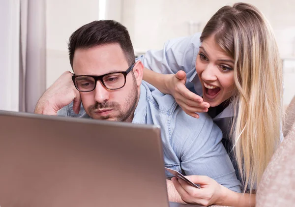 Casal de compras on-line em casa — Fotografia de Stock