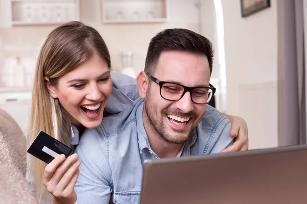 Casal jovem compras on-line em casa — Fotografia de Stock